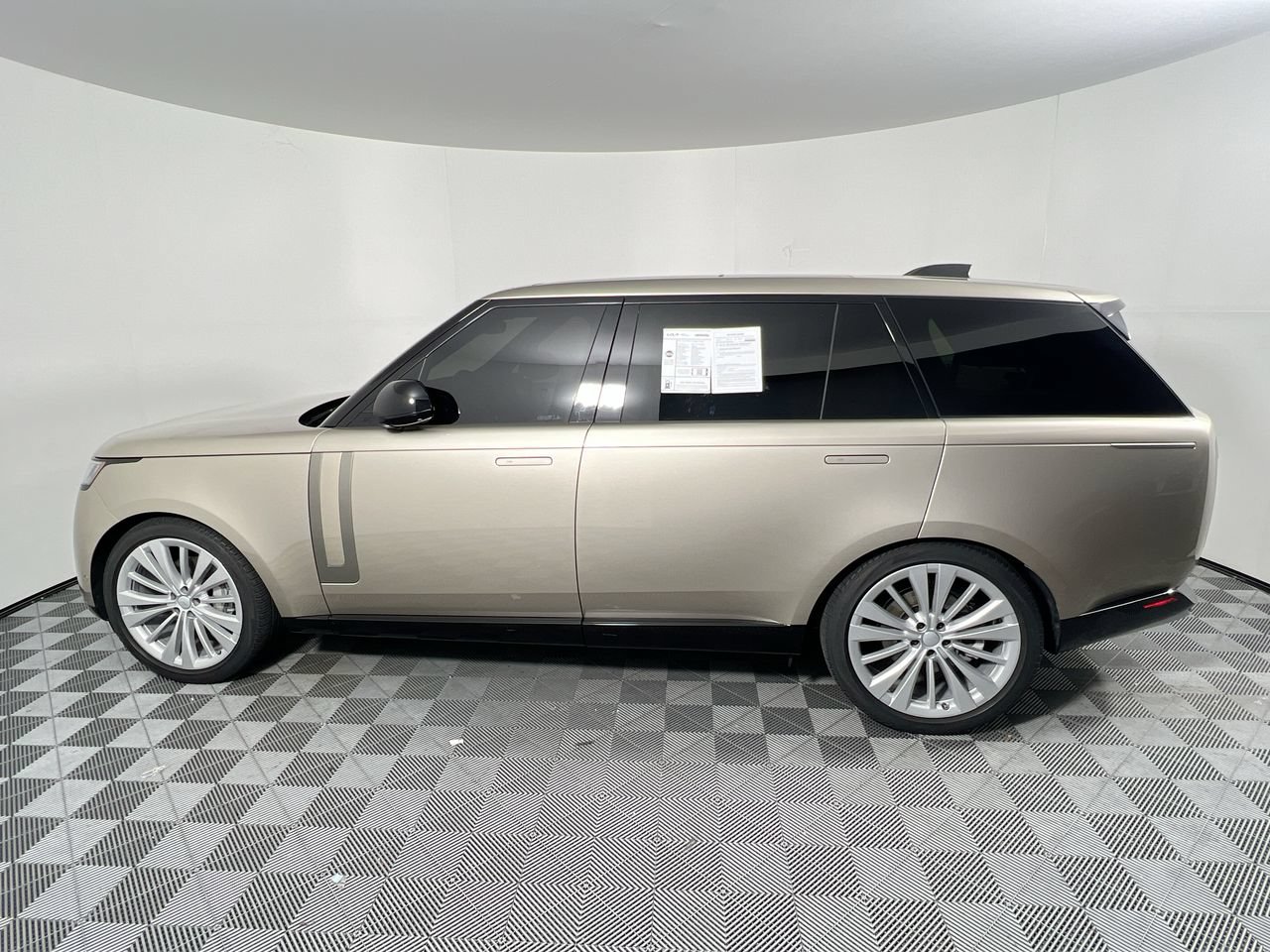 Used 2024 Land Rover Range Rover Long Wheelbase SE AWD/4WD image 6