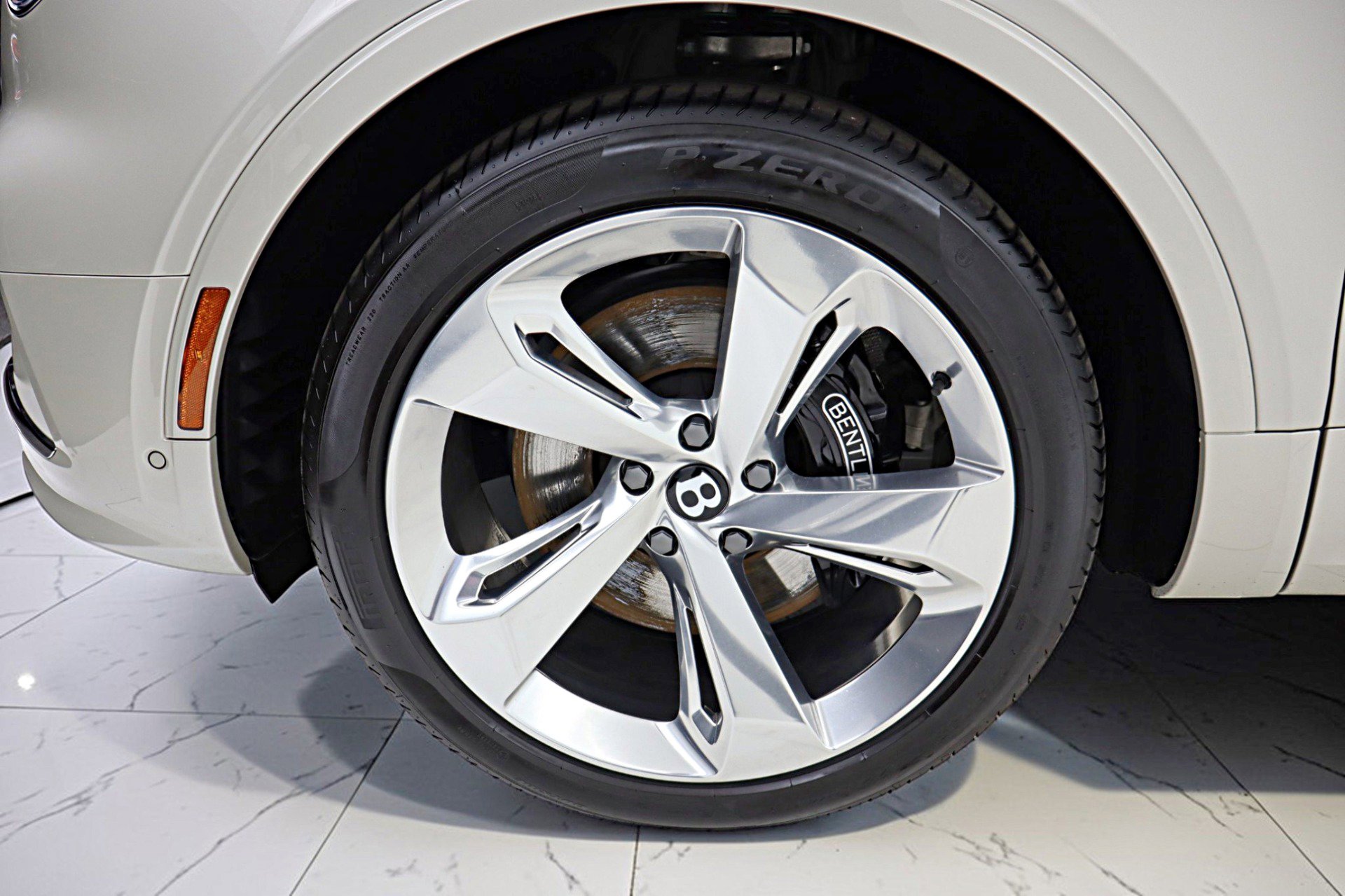 Used 2024 Bentley Bentayga Plug-In Hybrid image 54