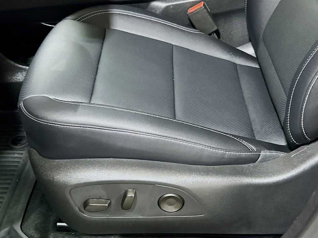 Used 2025 Chevrolet Traverse LT w/ Midnight/Sport Edition image 16