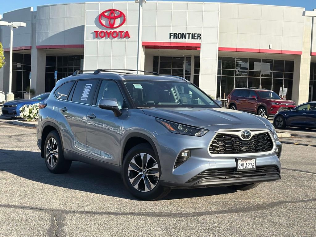 Used 2024 Toyota Highlander XLE FWD image 1