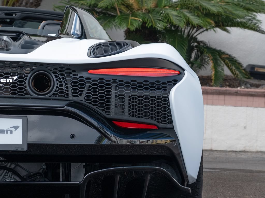 Used 2025 McLaren Artura Spider RWD image 31
