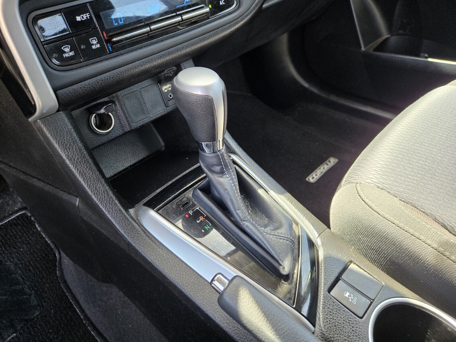 Used 2018 Toyota Corolla LE w/ Carpet Mat Package (TMS) FWD image 18