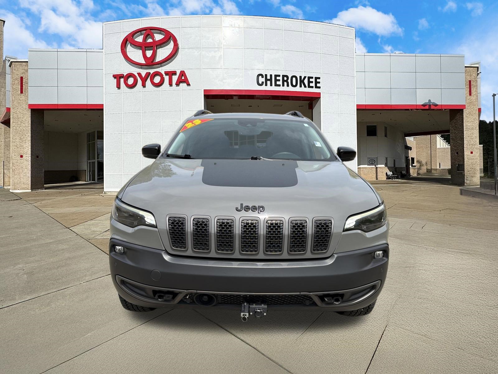 Used 2023 Jeep Cherokee Trailhawk AWD/4WD image 2