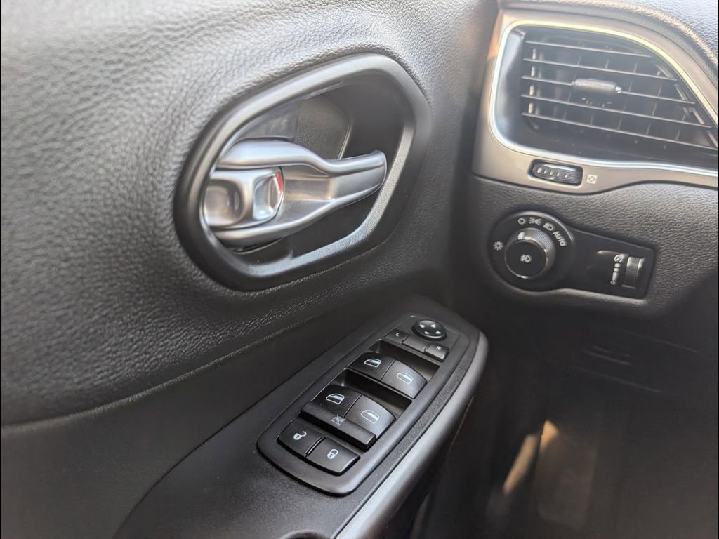 Used 2019 Jeep Cherokee Latitude w/ Popular Appearance Group FWD image 21