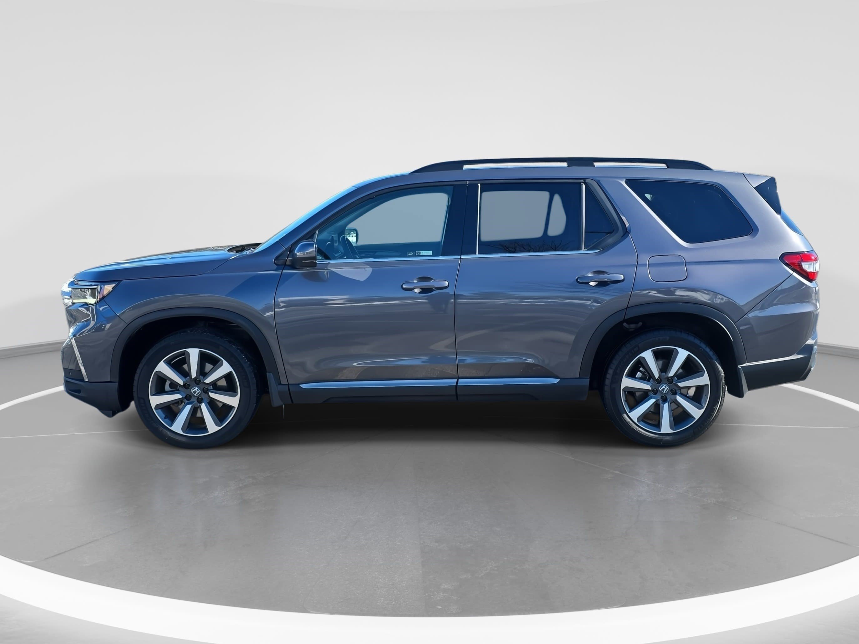 Used 2025 Honda Pilot Touring image 8