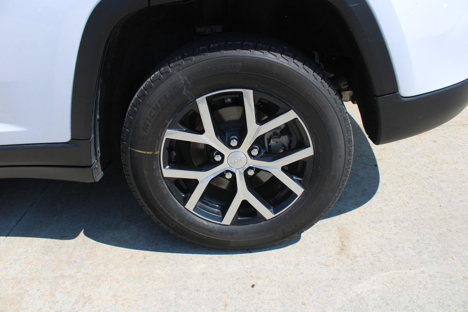 Used 2023 Jeep Grand Cherokee Limited AWD/4WD image 10