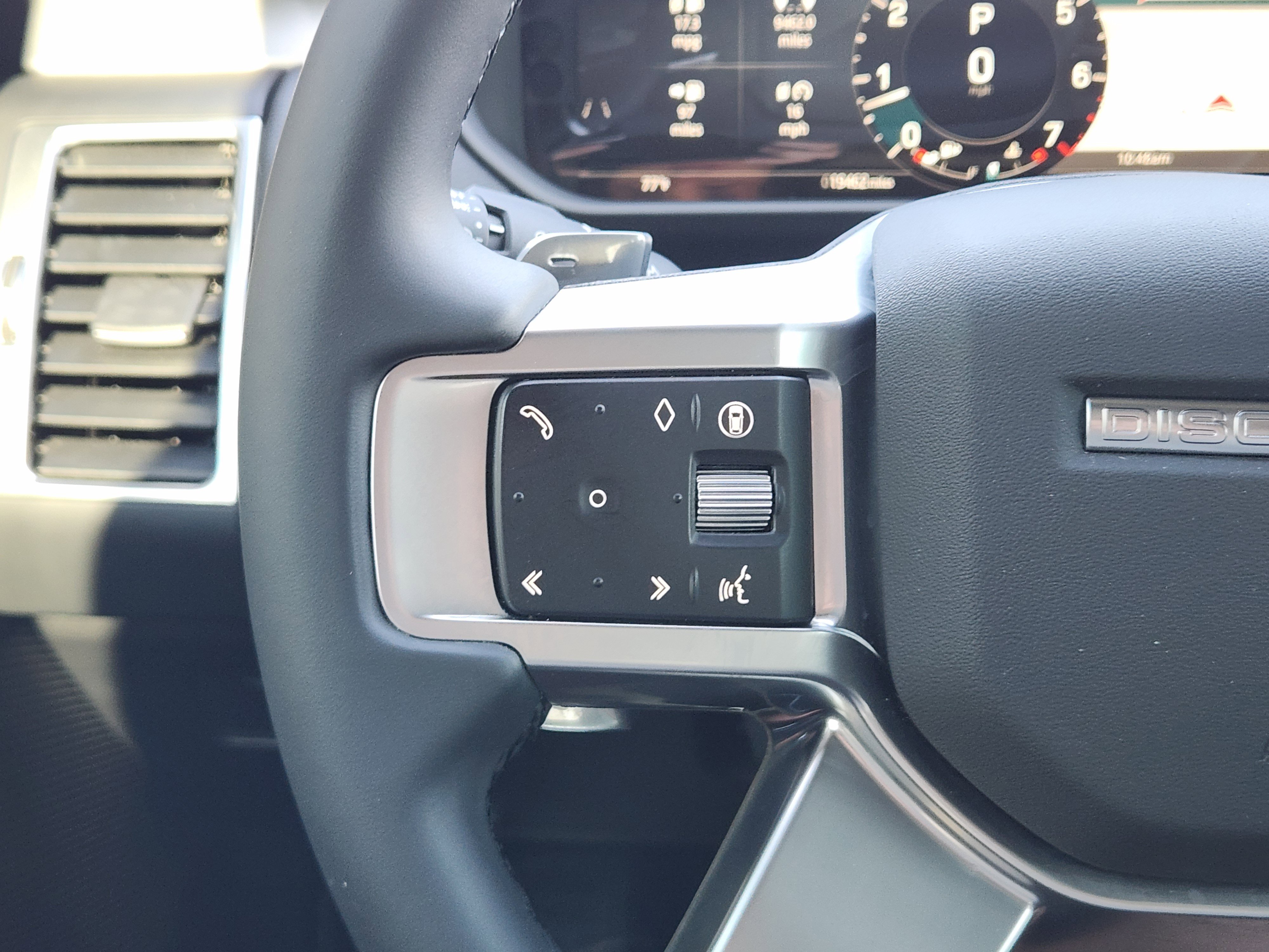 Certified 2024 Land Rover Discovery Dynamic SE image 30