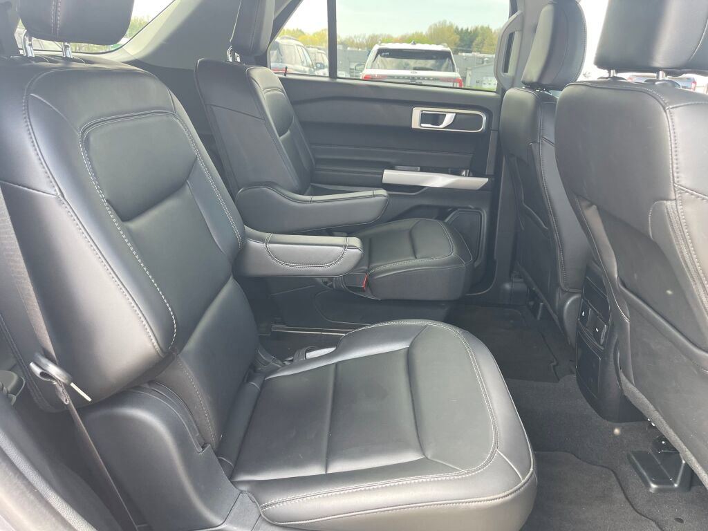 Used 2024 Ford Explorer XLT w/ Equipment Group 202A AWD/4WD image 31