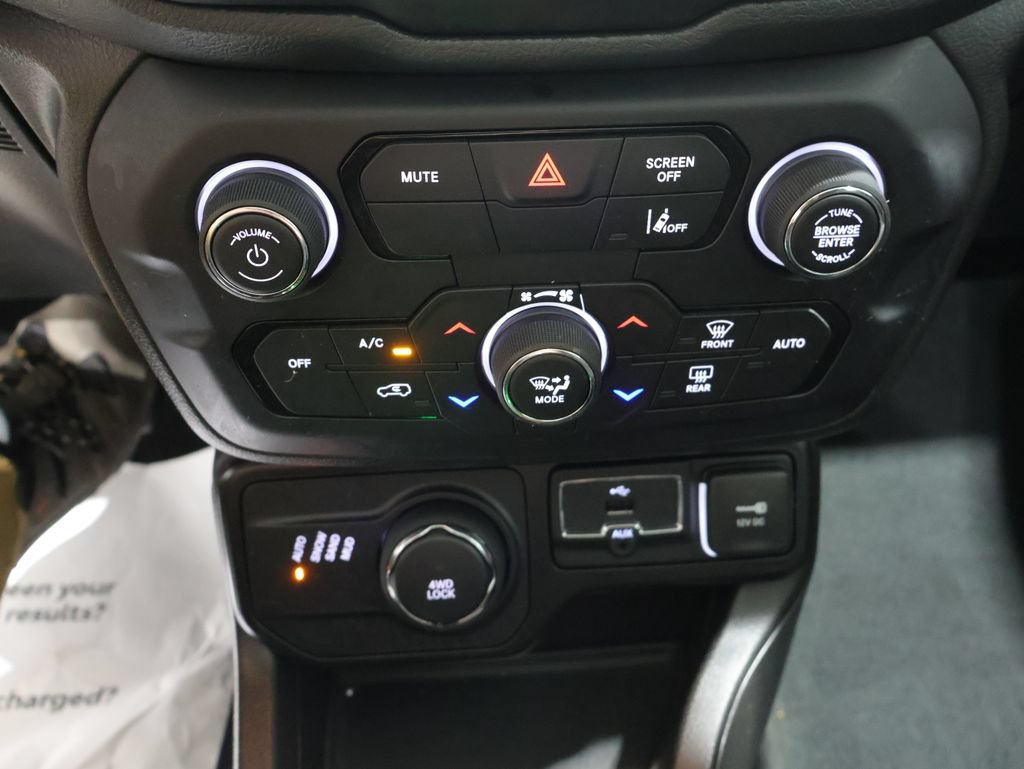 Certified 2023 Jeep Renegade Latitude w/ Sun/Sound Group AWD/4WD image 32