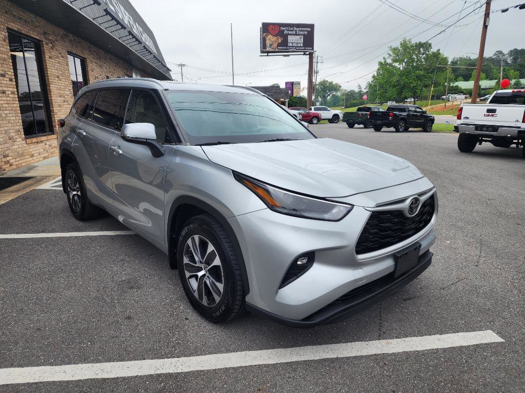 Used 2022 Toyota Highlander XLE AWD/4WD image 7