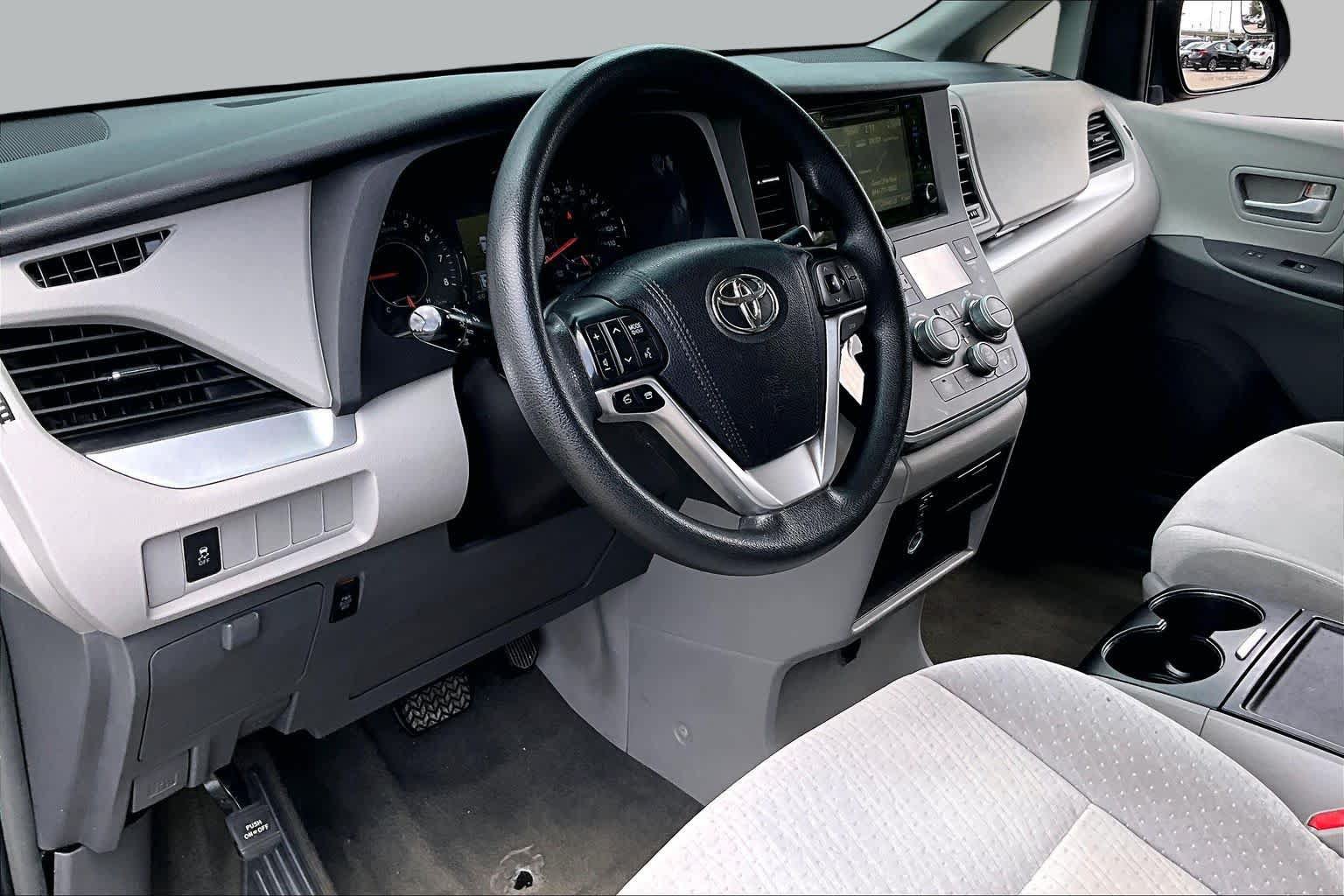 Used 2015 Toyota Sienna LE FWD image 17