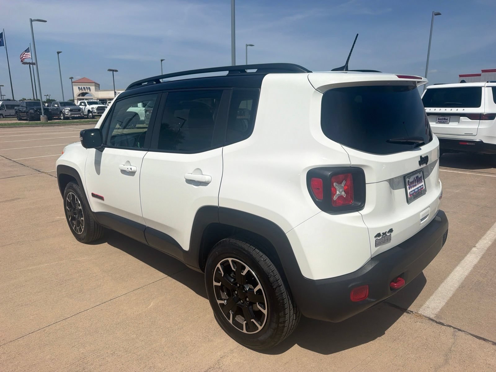 Used 2023 Jeep Renegade Trailhawk AWD/4WD image 7