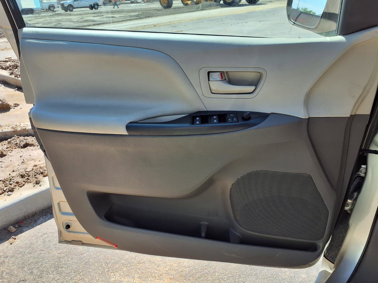 Used 2017 Toyota Sienna L FWD image 17