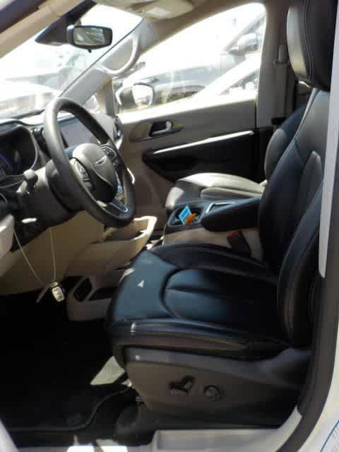 Used 2023 Chrysler Pacifica Touring-L FWD image 4