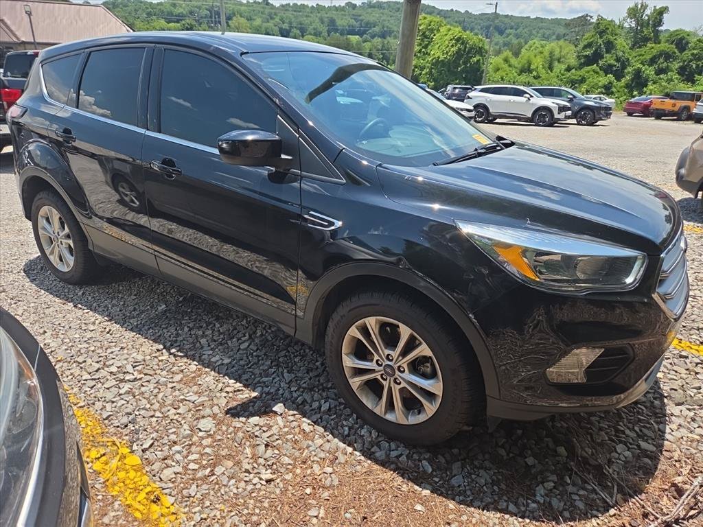 Used 2017 Ford Escape SE w/ SE Cold Weather Package FWD image 3
