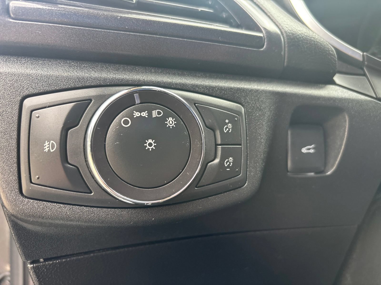 Used 2019 Ford Fusion Energi Titanium FWD image 17