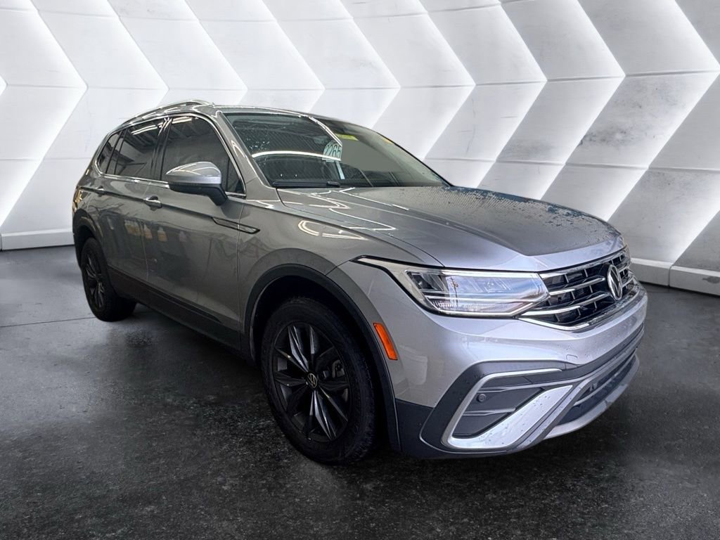 Used 2022 Volkswagen Tiguan SE w/ Panoramic Sunroof Package image 4