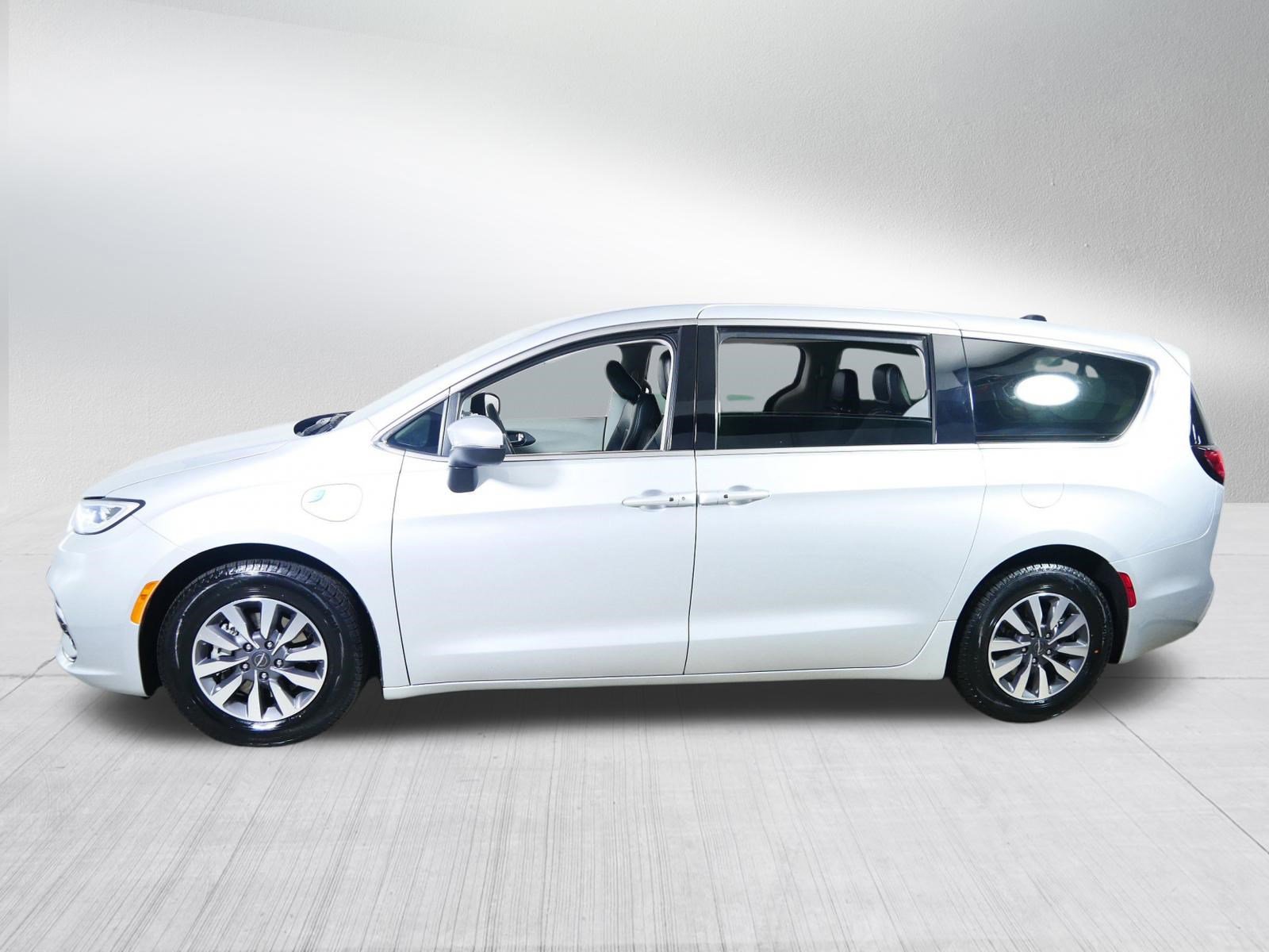 Used 2023 Chrysler Pacifica Touring-L image 4