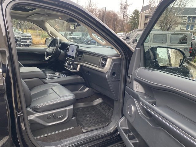Used 2023 Ford Expedition XLT image 27