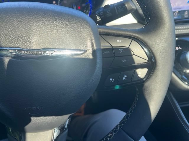 Used 2025 Chrysler Pacifica Limited FWD image 16