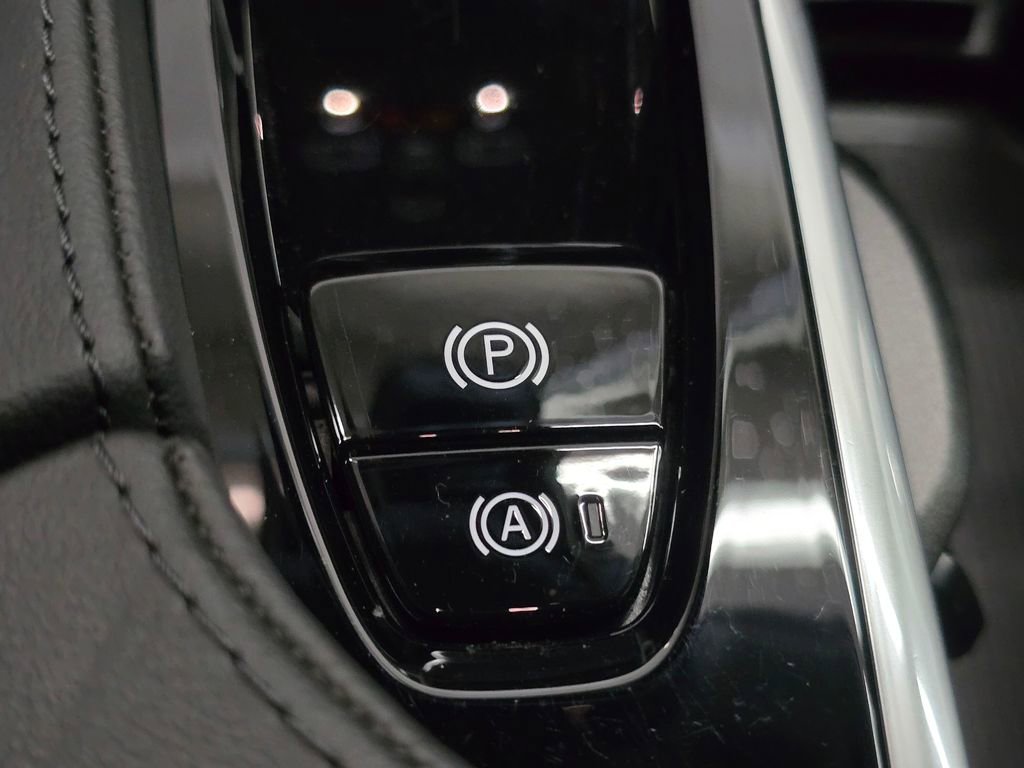 Certified 2025 Volvo XC90 B6 Core w/ Climate Package image 32