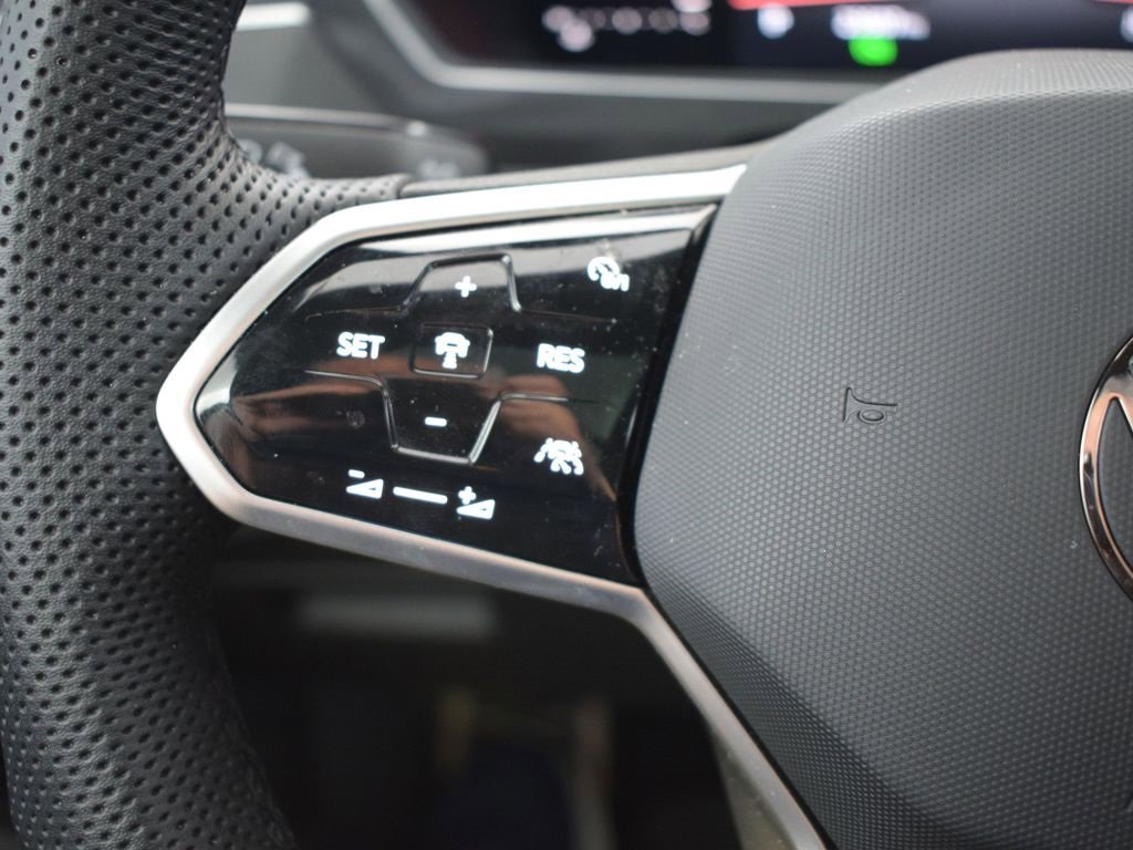 Certified 2022 Volkswagen Tiguan SE R-Line image 30