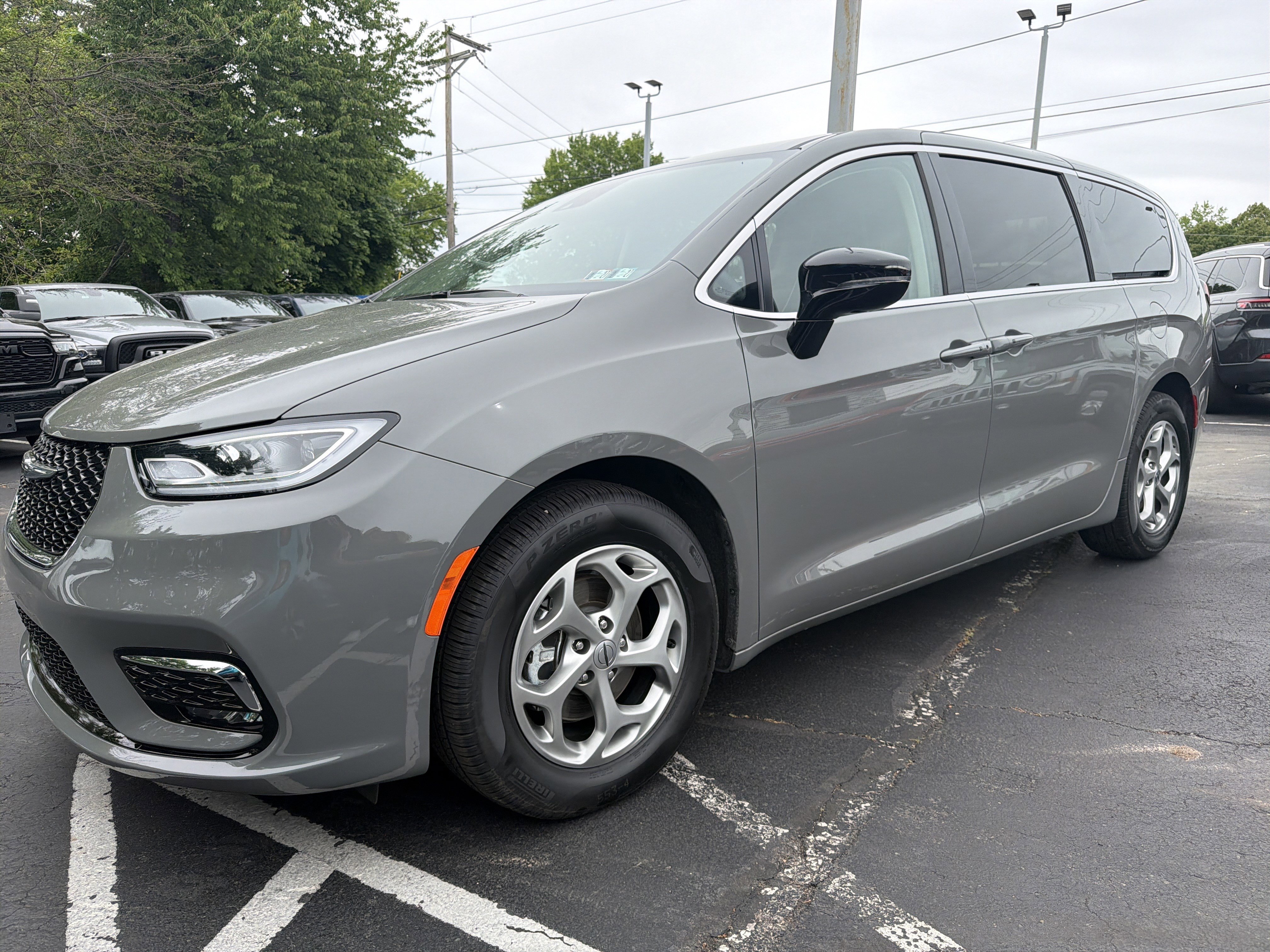 Used 2024 Chrysler Pacifica Limited FWD image 3