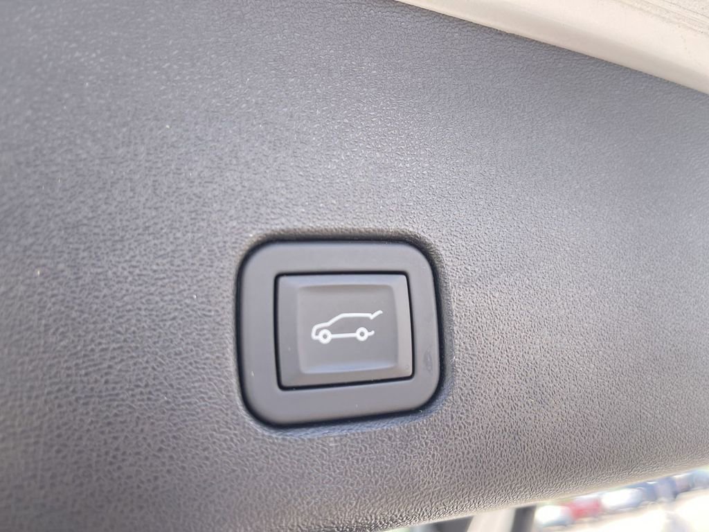 Certified 2025 Cadillac Optiq Luxury 2 w/ LPO, Floor Liner Package AWD/4WD image 7