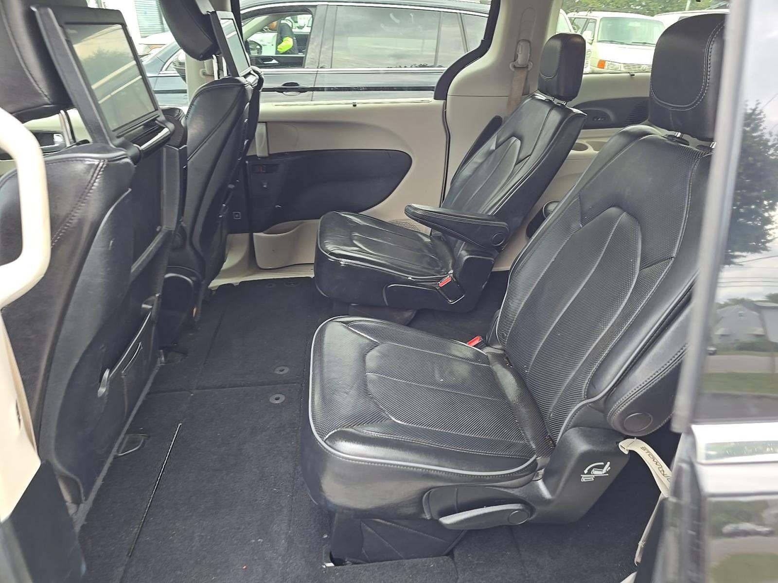 Used 2018 Chrysler Pacifica Limited w/ Tire & Wheel Group FWD image 10