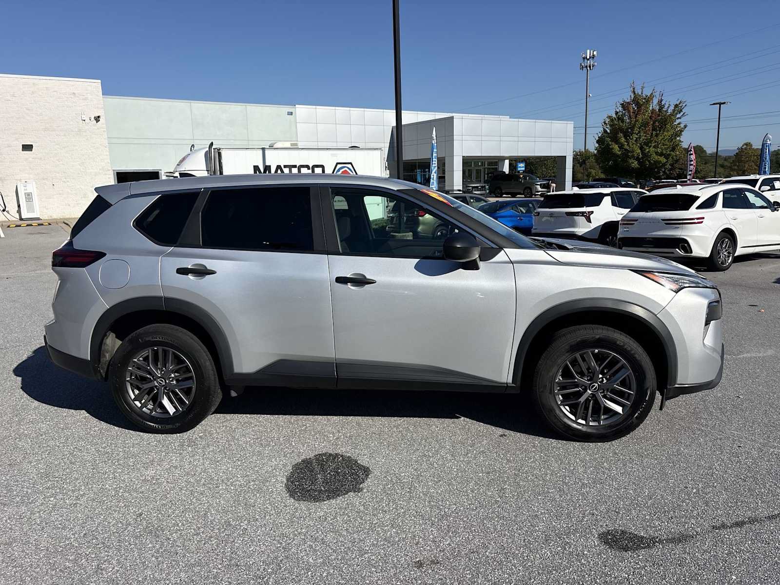 Used 2024 Nissan Rogue S AWD/4WD image 5