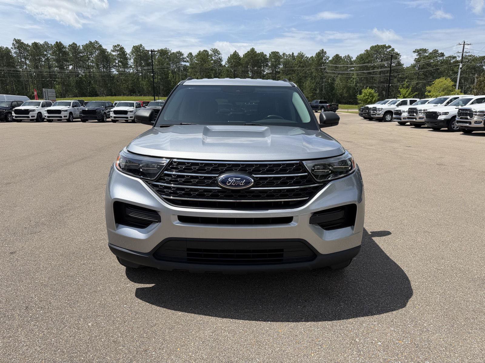 Used 2023 Ford Explorer XLT AWD/4WD image 2