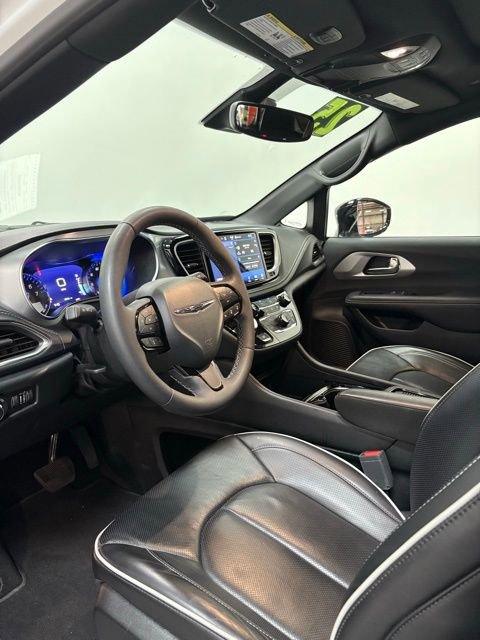 Certified 2025 Chrysler Pacifica Limited image 15
