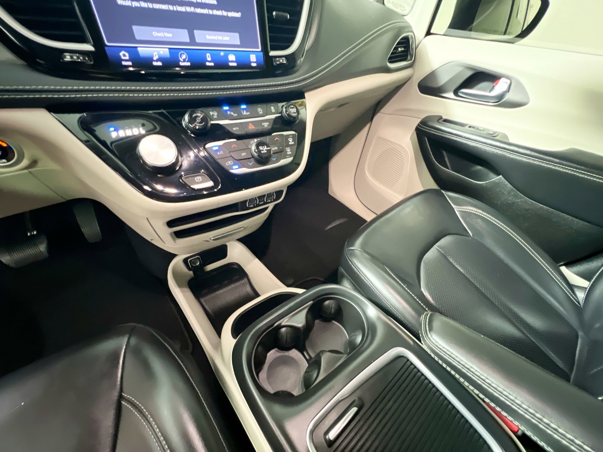 Used 2023 Chrysler Pacifica Touring-L FWD image 26