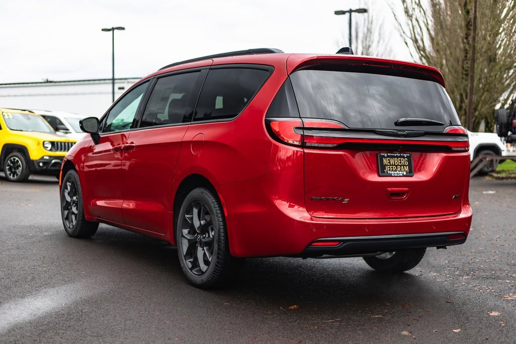 New 2026 Chrysler Pacifica Select w/ S Appearance Package image 10