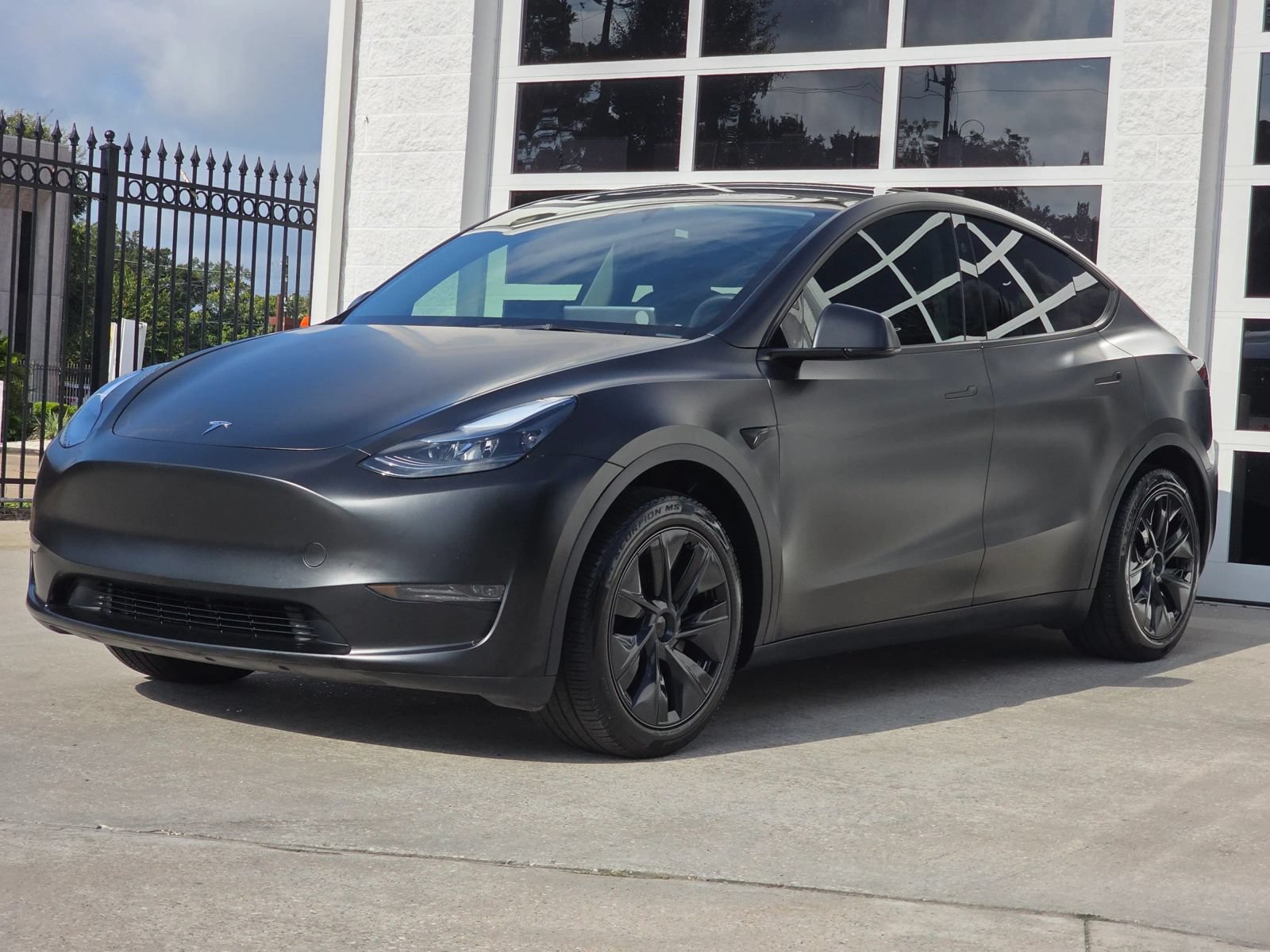 Used 2025 Tesla Model Y Long Range RWD image 3