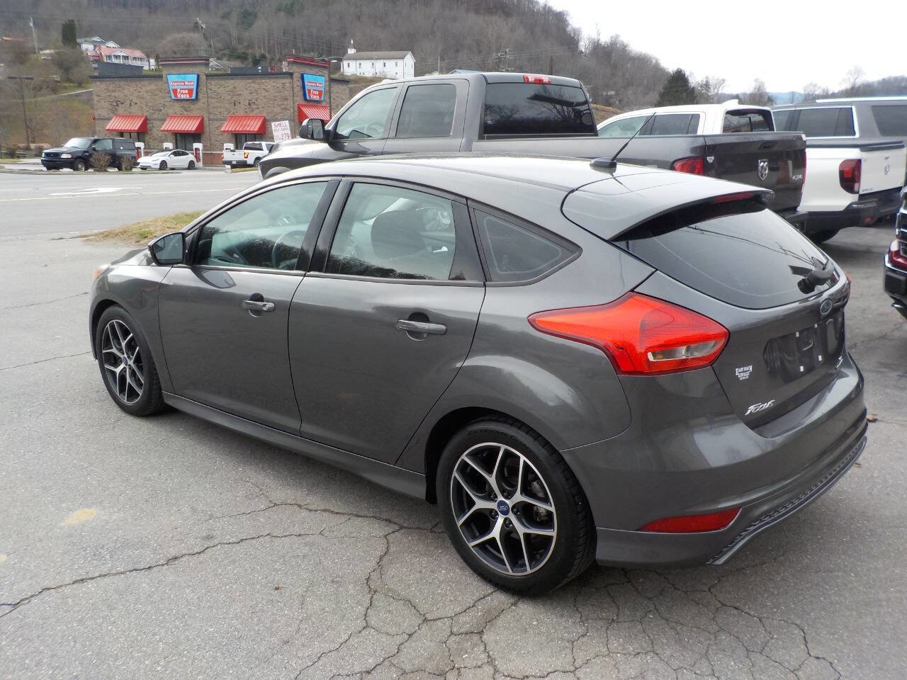 Used 2015 Ford Focus SE w/ SE Sport Package image 2