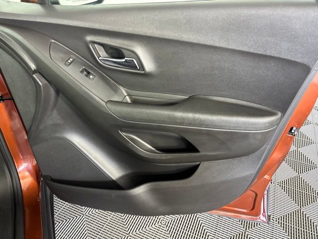Used 2019 Chevrolet Trax LT w/ LT Convenience Package FWD image 32