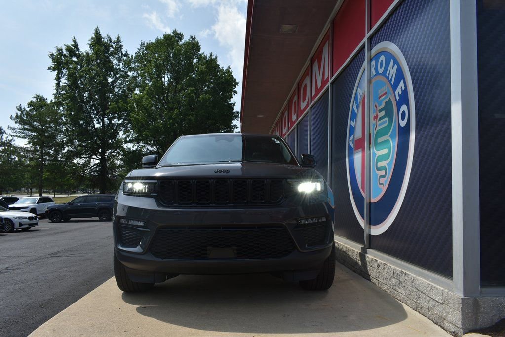 Used 2025 Jeep Grand Cherokee Limited w/ Black Appearance Package image 8