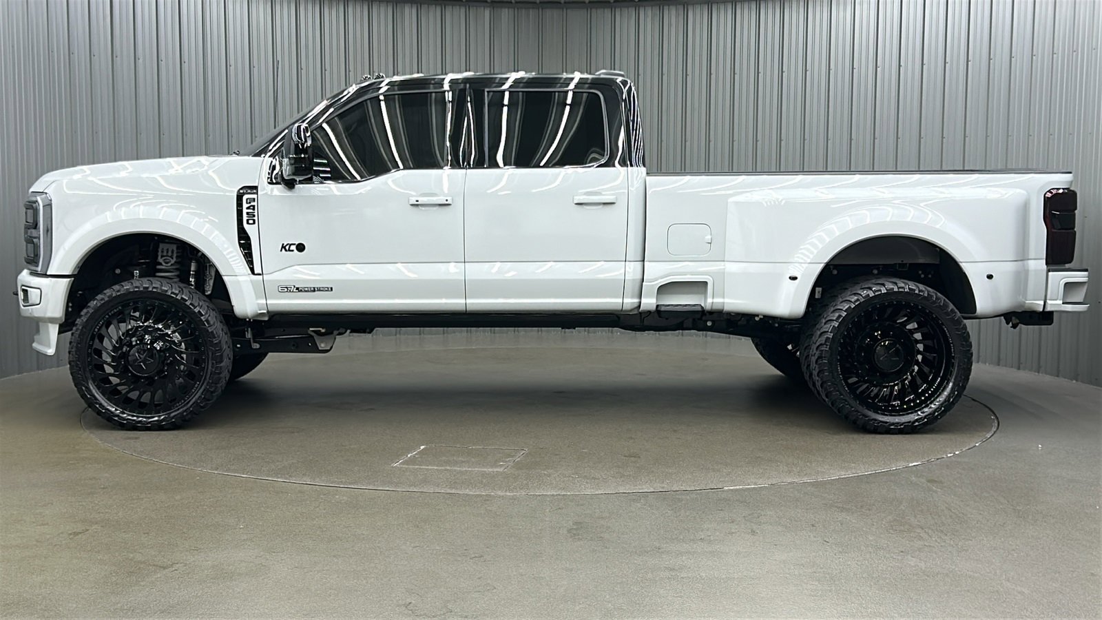 Used 2025 Ford F450 Platinum w/ Platinum Plus Package image 2