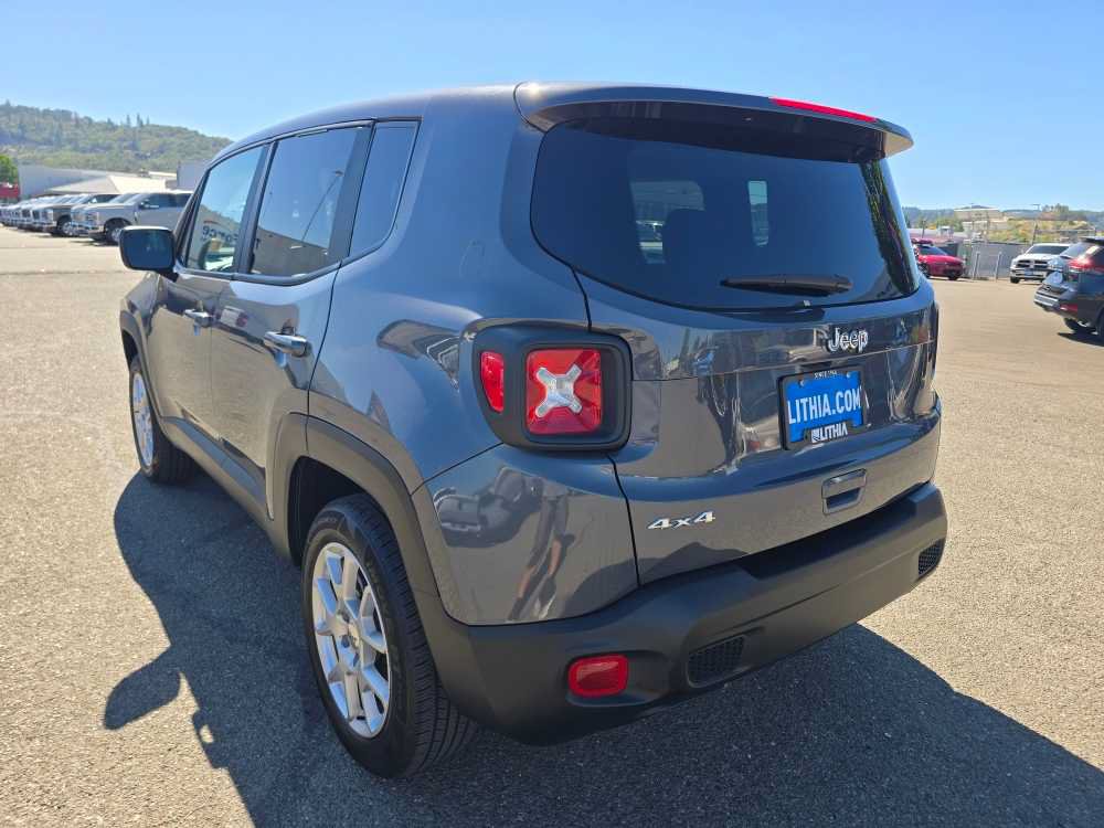 Used 2023 Jeep Renegade Latitude AWD/4WD image 3