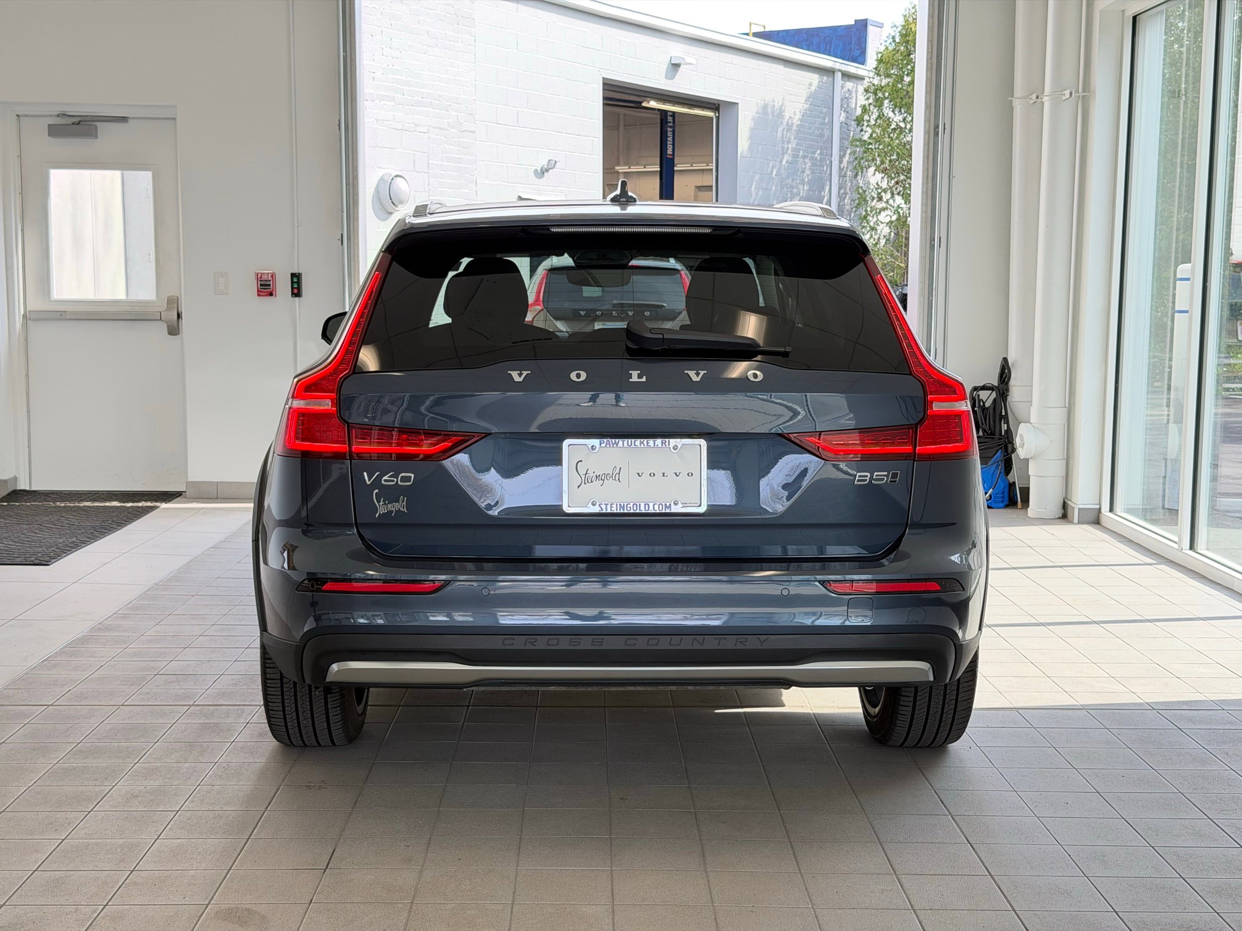 Certified 2025 Volvo V60 B5 Cross Country Plus AWD/4WD image 7