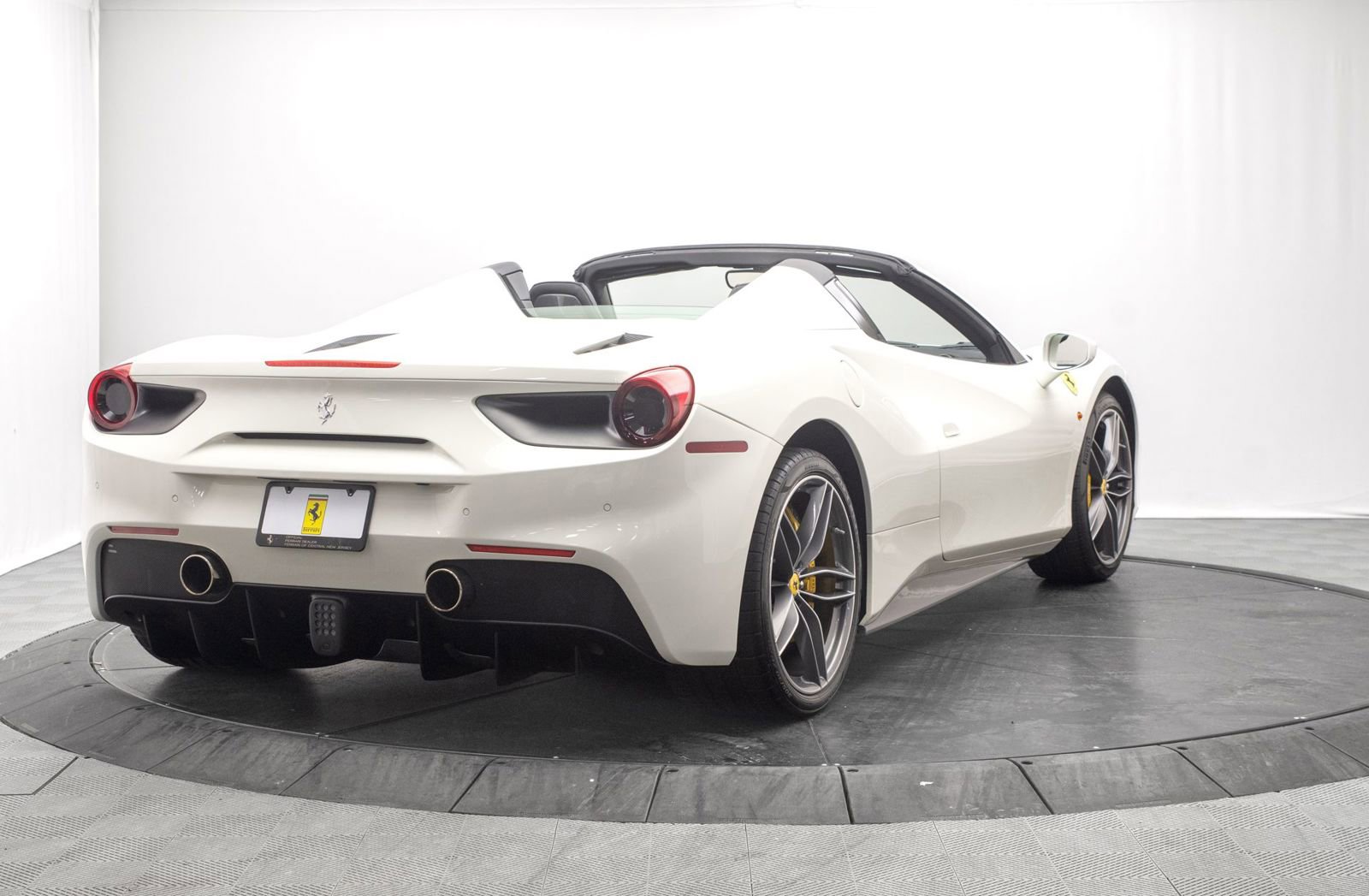 Used 2017 Ferrari 488 Spider image 4