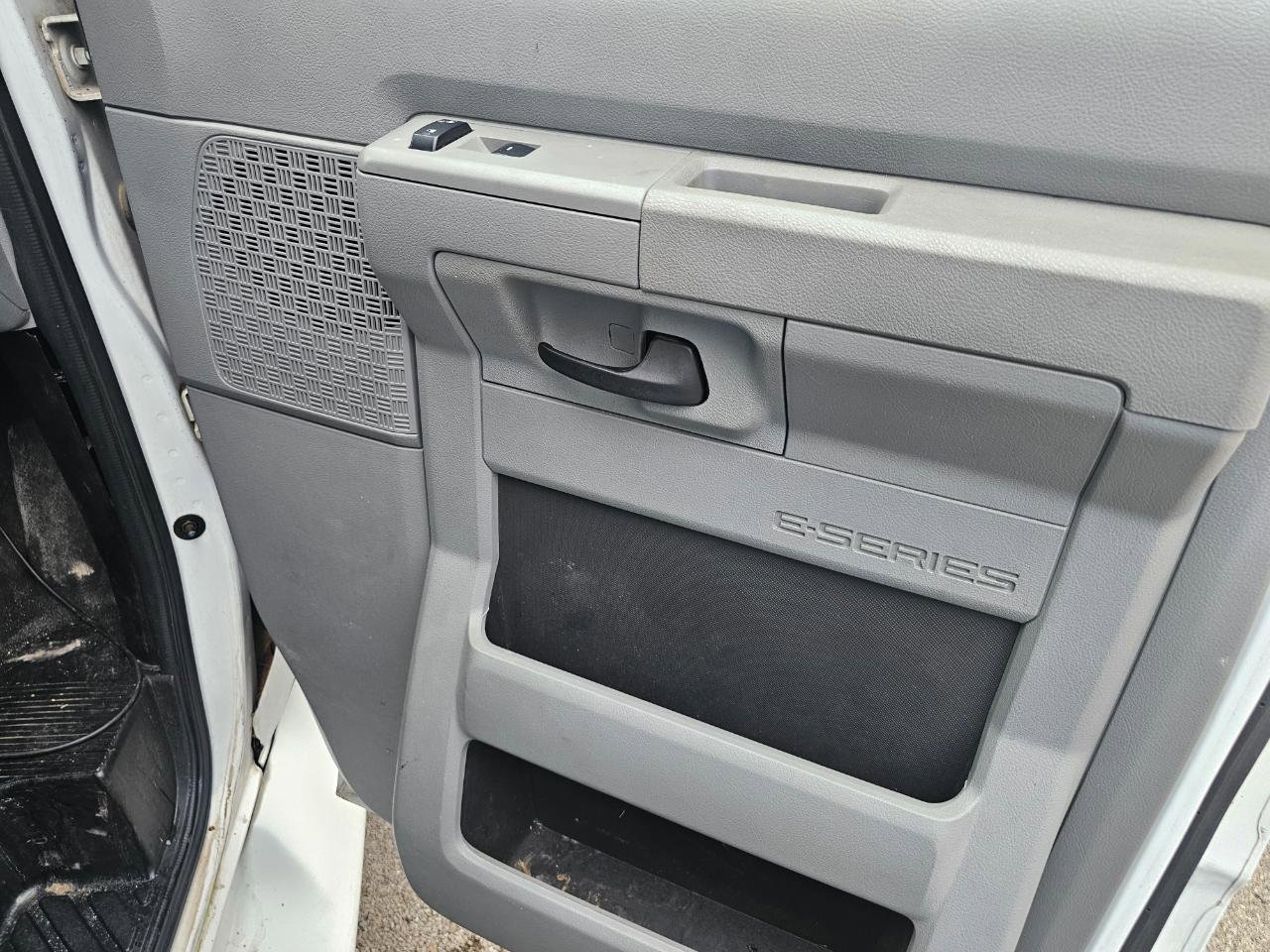 Used 2010 Ford E-350 and Econoline 350 Super Duty RWD image 15