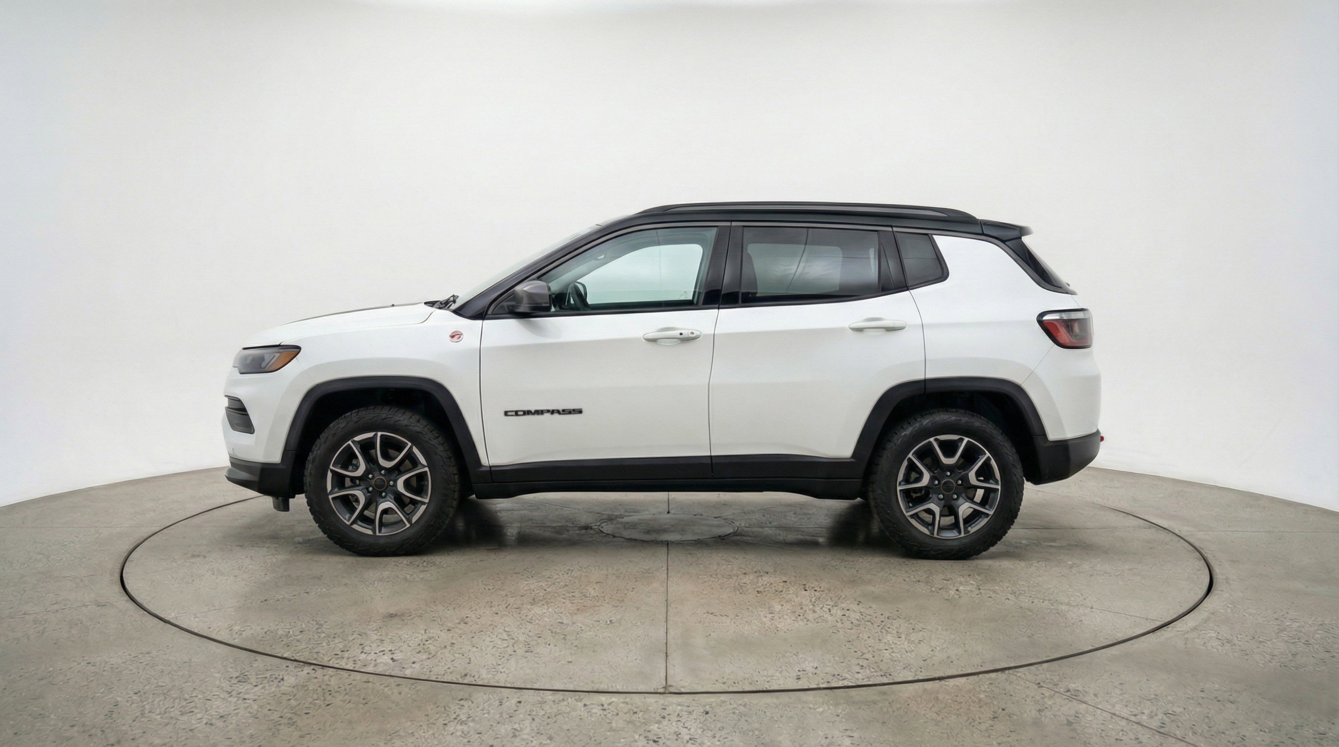 Used 2025 Jeep Compass Trailhawk AWD/4WD image 5