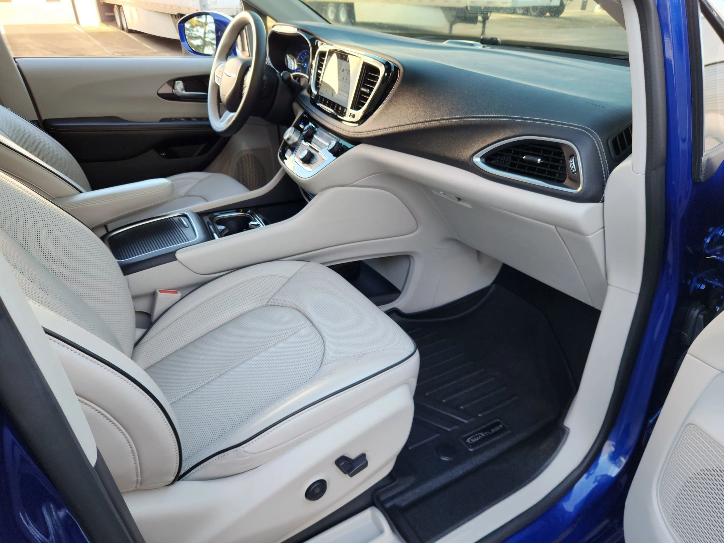 Used 2021 Chrysler Pacifica Limited w/ Uconnect Theater Family Group image 24