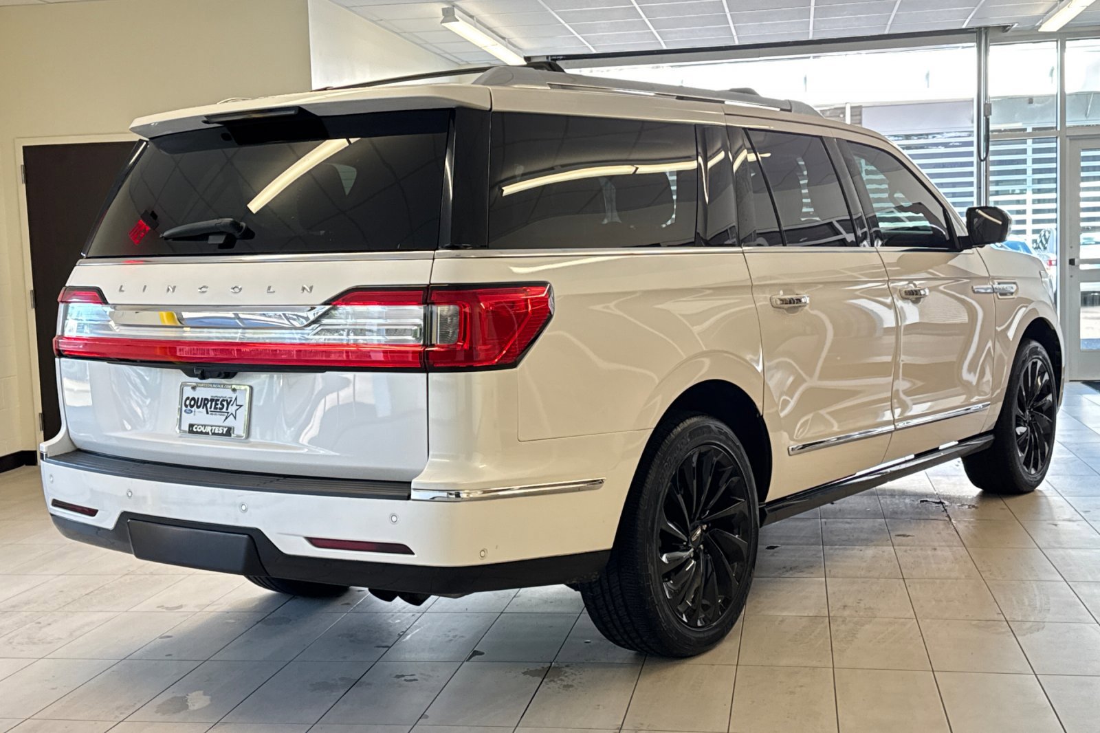 Used 2018 Lincoln Navigator L Reserve w/ Technology Package image 4