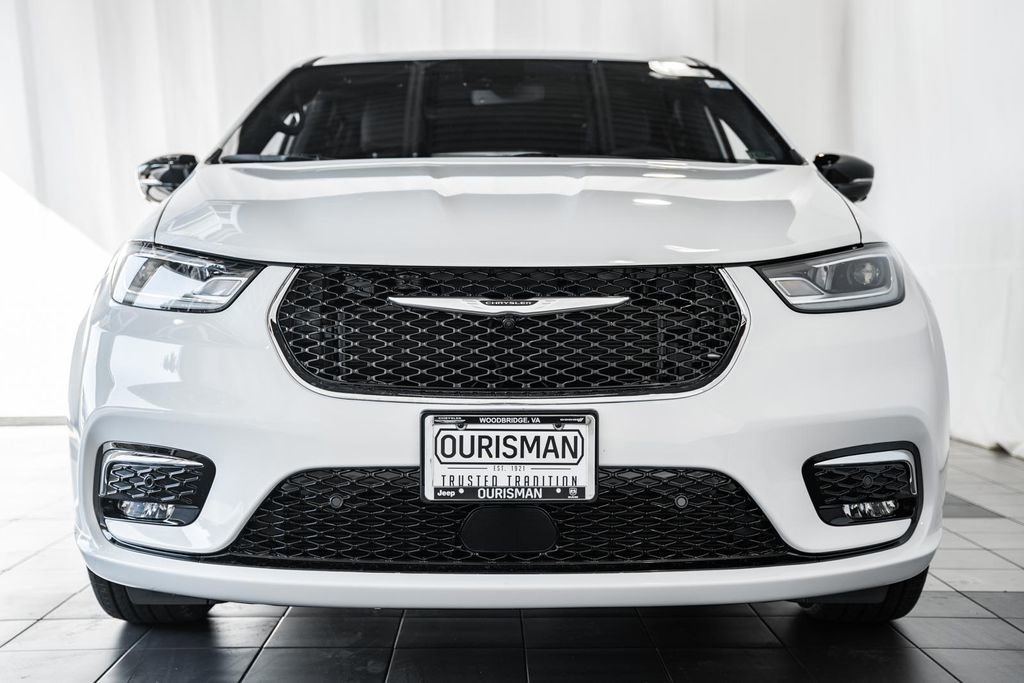 New 2026 Chrysler Pacifica Limited w/ Uconnect Theater Family Group image 2