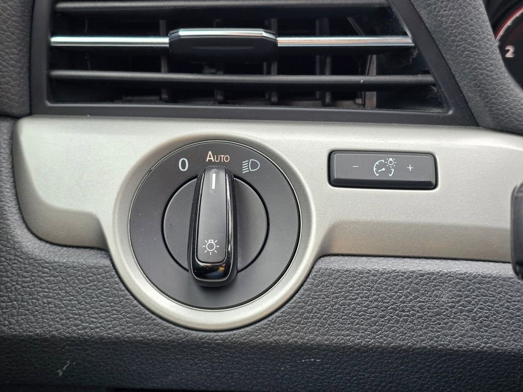 Used 2020 Volkswagen Passat 2.0T SE image 37