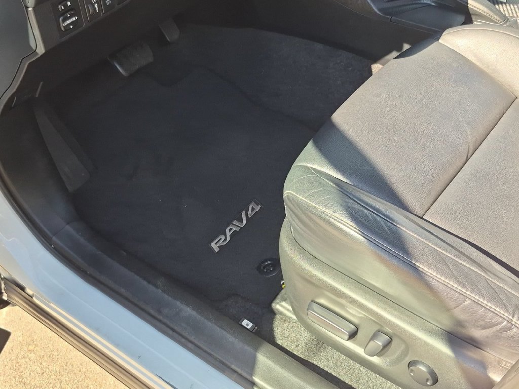 Used 2015 Toyota RAV4 Limited w/ Technology Package FWD image 27