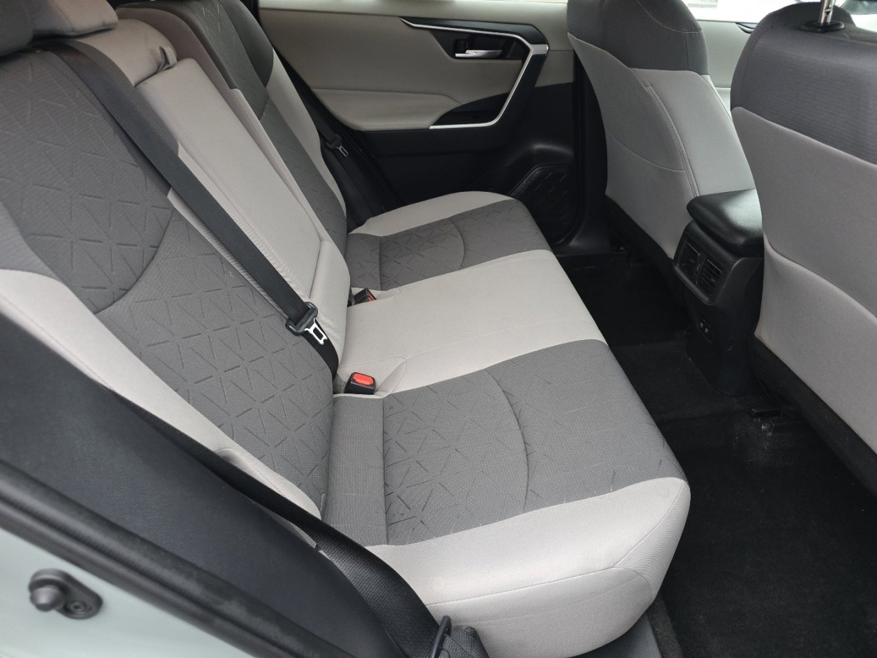 Used 2020 Toyota RAV4 XLE image 19